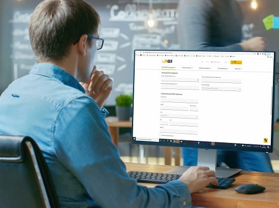 Ein Mann sieht sich das GLS-Gesamtformular am PC an
