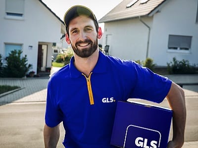 GLS Fahrer liefert freudig das Paket am selben Tag aus