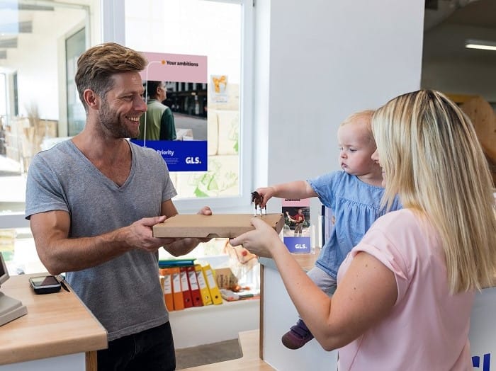 An authorised representative collects a parcel from a GLS ParcelShop with a pickup authorisation